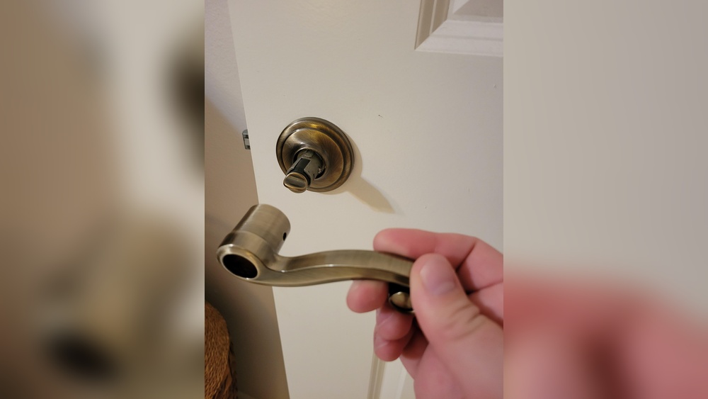 How To Fix A Lever Door Handle That Fell Off