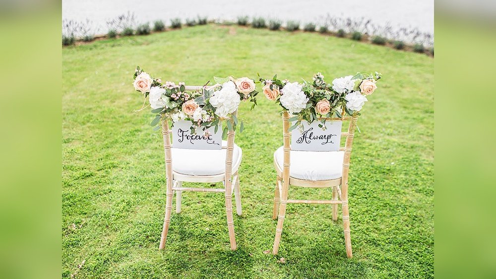 How to Decorate Chairs Without Chair Covers