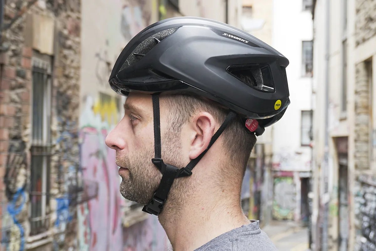 Two different mountain bike helmet interior shapes demonstrating how fit varies by head profile.